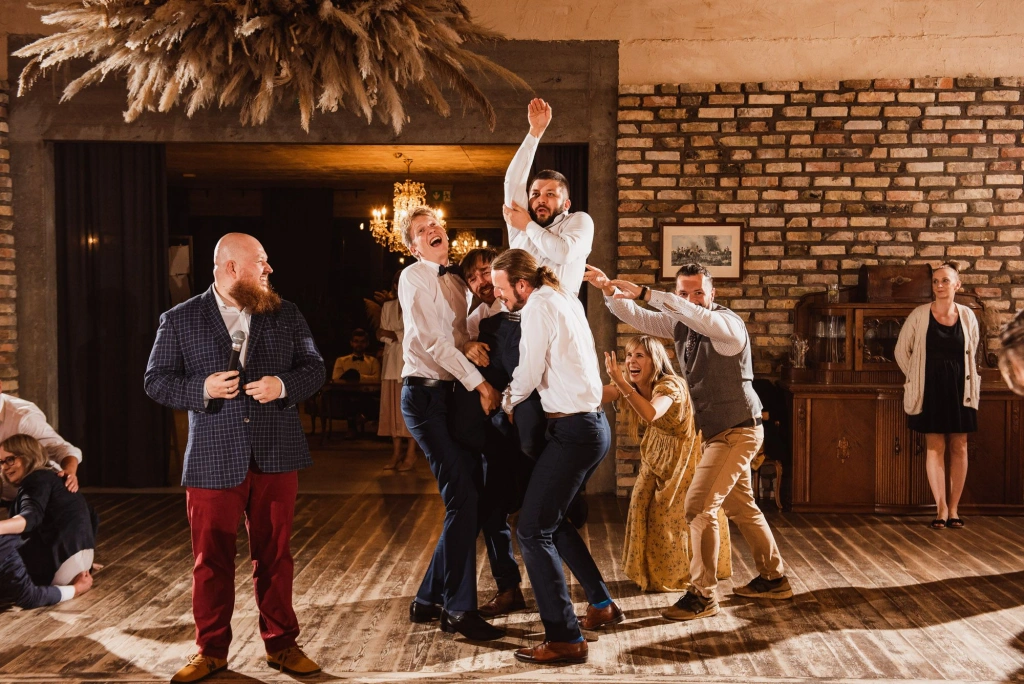 Jedna z wielu zabaw oczepinowych Fot. Wellwed